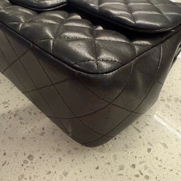 Classic jumbo Chanel black leather double flap with gold hardware - Picture 7 of 7